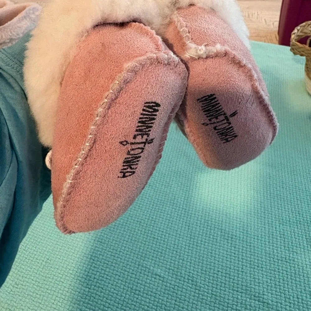 MINNETONKA size 3 suede leather soft pink baby moccasins EUC like new